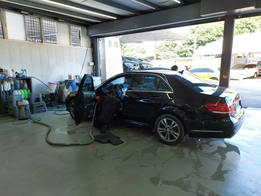 內裝的部份也會使用強力吸塵器直接清潔 ，所以您來保養之前不用特地去洗車 。