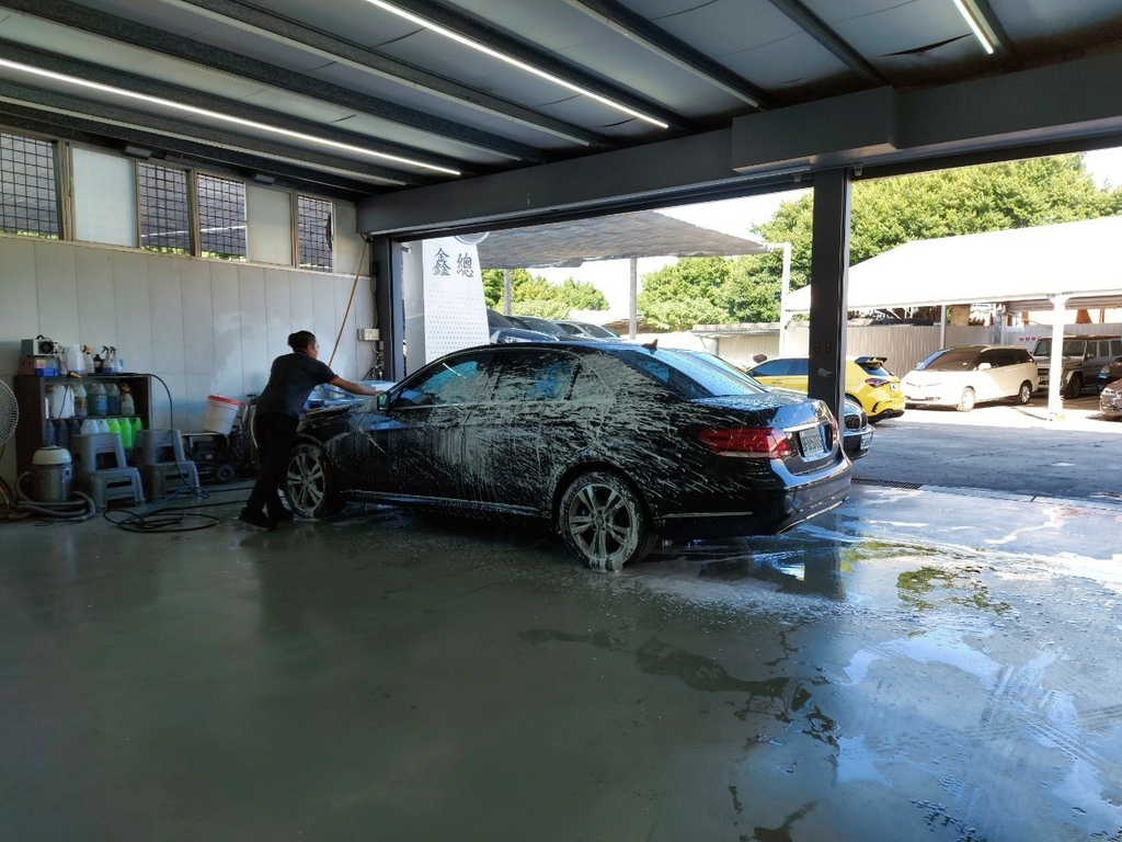 車輛清洗：  電瓶和保養做好之後 ，我們師傅會幫您清洗您的愛車 。