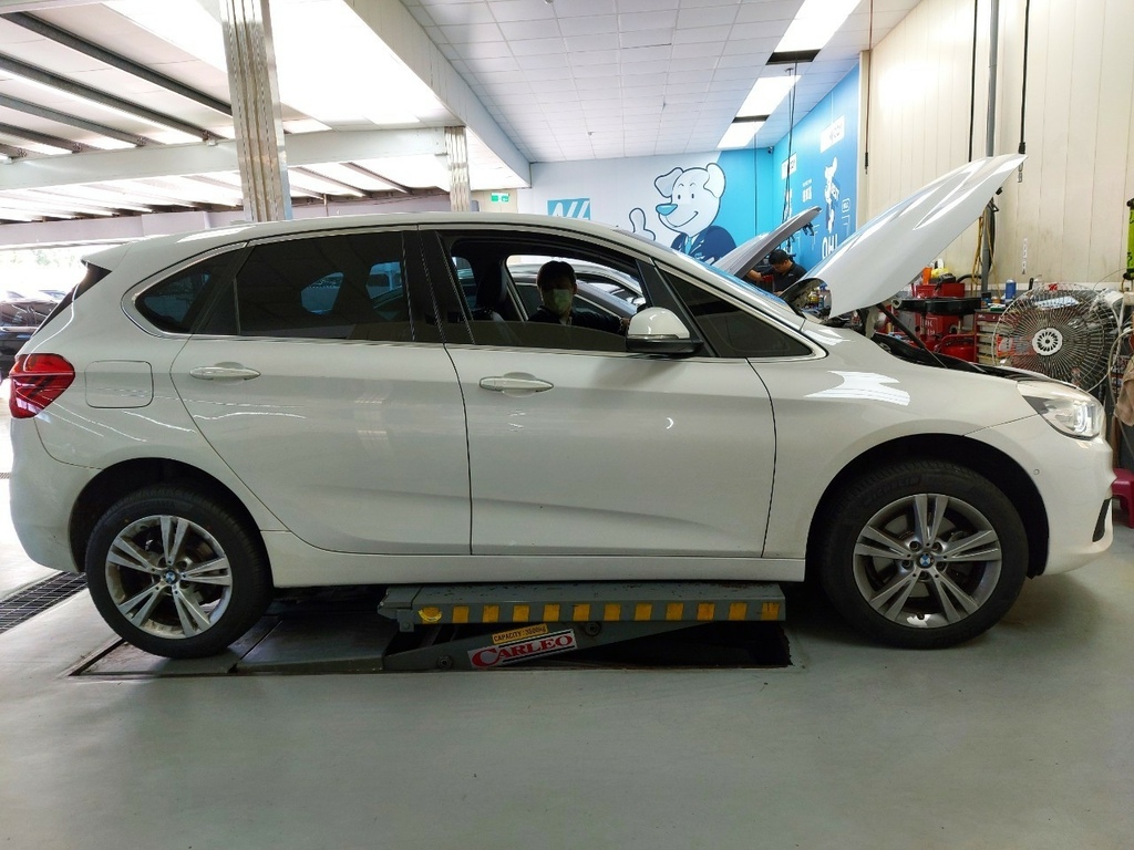 一、車款介紹：  BMW 2系列大多數是雙門 ，但這一款220i Active Tourer 是四門設計 ，採用直四引擎，雖然車小但馬力達 192 HP ，空間上對於短程通勤來說也算足夠 ，算是相當適合都會型的車款 。