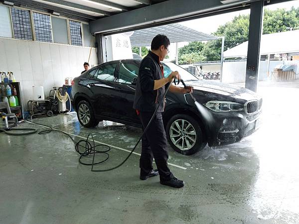 五、車輛清洗美容 ：  我司備有完整洗車設備像是高壓水槍、泡沫機 ，可以徹底將 X6 清潔乾淨 。 