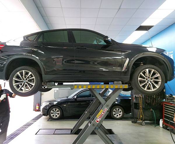 一、前言： BMW X6保養費多少錢? X6 很難養嗎? BMW高階休旅車X6 找誰保養呢? 台北有安心又可靠的進口車保修廠嗎? 覺得原廠保養太貴又要等很久嗎 ? 夢工場汽車常常有 BMW X6 進廠保養。大台北地區都有許多客戶指定找我們保養 ，原因是什麼呢? 今天就來帶大家看一下我們是如何保養這台 X6 。客戶在網路看到我們擅長BMW 保養 ，覺得原廠太貴所以來試試水溫 。