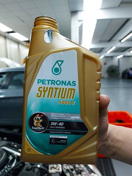 本次使用 Petronas -syntium 5000E 5W-40賓士認證機油 ，對應此款CL65 的老式 V12 引擎我們決定採用這款低 SAPS機油比較適合 ~比較能降低排放和引擎吃油數量 。