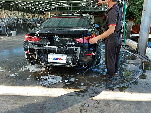 用海棉擦拭後會依序沖洗您的愛車 ，最後交車時絕對是乾乾淨淨的 !