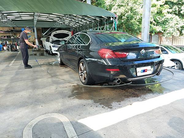 因為我們有自設汽車美容部 ，所以擁有外面洗車場等級的清洗設備 ，並且花費鉅資買了高壓水槍組 ，所以可以幫您快速沖洗乾淨 。