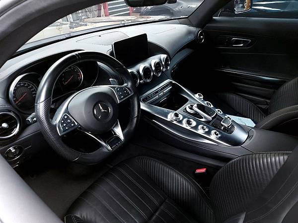 Benz AMG GT保養前言： 今天又來一台GT前輩客戶 ，這台 AMG GT 在當初也是新車要 796 萬 。因為AMG GT 算是賓士的超跑系列 ，有些構造上和一般賓士車不太一樣 。今天就來帶大家看看我們怎麼照顧他 !