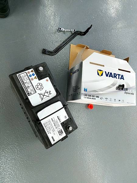 電瓶更換 ：  本次因電量不足建議更換，所以我們使用 VARTA 電瓶 新品，BMW 420I電瓶在後車廂右側 ，先拆下舊款電池再安裝新品即可 。