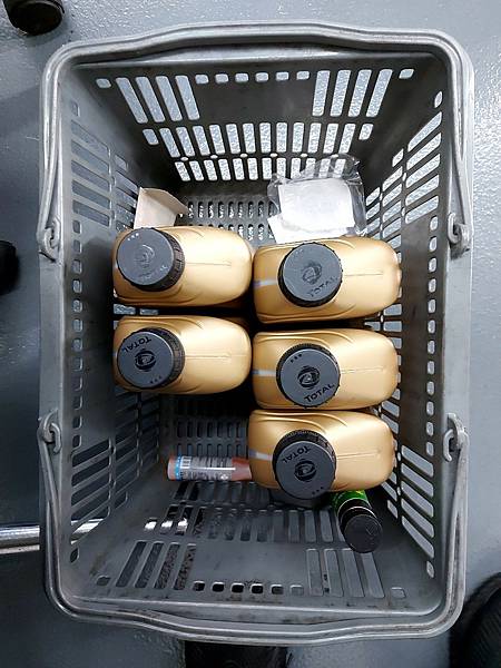保養過程 ：  機油：  本次保養使用 5 罐Total機油 +Wurth雨刷精+Total燃油清潔劑，因為 BMW N20引擎設計關係只需要五罐機油 。