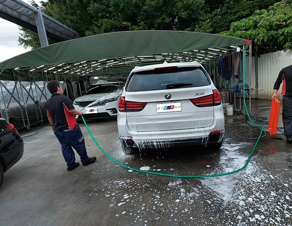 X5車輛清洗 ：  在我們夢工場汽車保養的每一台車都能享有我們的車輛清洗 ，我們自設汽車美容部擁有汽車美容店等級的多樣工具 ，所以可以徹底幫您清潔 。