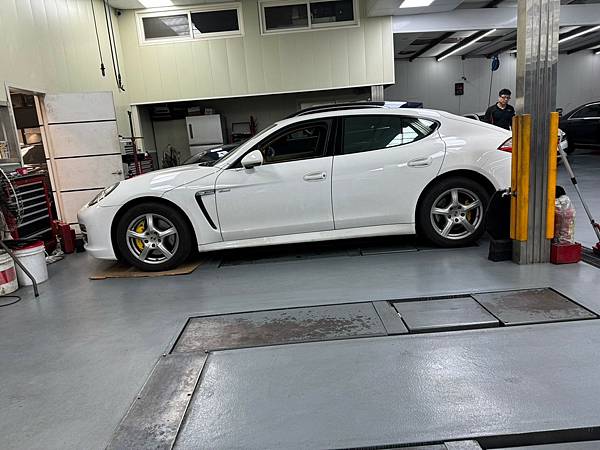 Panamera 維修結論：  感謝 Porsche Panamera 車主進廠維修 ，因為發現台北市我們是最擅長維修保時捷的外廠之一 ，所以預約到府處理 。透過我們的維修，避震器不需要換整根 ，只修復重點位置 ，省下高額維修費又能達到一樣的效果 。 如果您也是  Panamera車主有任何故障維修等問題都歡迎找我們諮詢喔!  