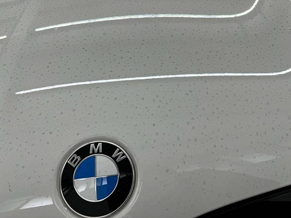 全車清洗和美容： 我們擁有汽車美容設備，所以會免費幫客戶保養後做一個清潔美容，可以看到原本這台X4 因為下雨外觀挺髒的。