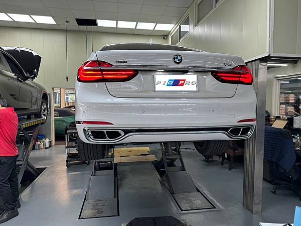 BMW M760Li xDrive Individual 車款介紹： 今天來了一個很少很少見的車款叫做 BMW M760Li xDrive Individual。 BMW M760i 是一款豪華的長型四人座轎車，除了擁有強大的引擎動力外，還具有獨立後座，兼顧熱血與載人的平衡之作。總體而言，BMW M760i 車輛超級少，所以在故障與常見問題方許多維修廠都沒什麼接觸過。也因為接觸機會較少，一般修車廠很難具備這款車的專業維修能力。然而，由於我們常常進行 BMW 760i 的保養維修，因此能夠確保維護工作的專業性。今天車主發現底盤出現嚴重異音，因此預約檢查。 2019年BMW 7系列M760Li xDrive Individual代表了BMW車系中奢華和高性能工程的巔峰。這款特別車型展現了奢華和高性能工程的完美結合，是對挑剔的汽車愛好者的卓越選擇。以下是對M760Li xDrive Individual的主要特點和專業見解： 強大引擎： M760Li xDrive Individual的心臟是一台強大的6.6升TwinPower Turbo V12引擎，可以輸出610hp/5500rpm馬力 。算是BMW中少數有這麼強大馬力的車款 。 性能和全輪驅動： "M"代表著它與BMW高性能M部門的聯繫。xDrive系統確保動力有效地分配到所有四個輪胎，提高了牽引力和穩定性，特別是在激動人心的駕駛或惡劣的路況下。 奢華的個性化設計： 作為個性化系列的一部分，這款車型擁有獨特的設計元素和定制選項，使車主能夠根據自己的品味量身定制他們的車輛。從手工製作的內飾細節到獨特的外觀油漆選擇，M760Li xDrive Individual散發著奢華和獨特性。 豪華內飾： 這個車廂是一個舒適和優雅的庇護所，擁有高級材料，精心製作的表面和先進的技術。舒適支撐的座椅，環境燈光和豐富的高科技功能共同為無與倫比的駕駛體驗添彩。 尖端技術： 2019年M760Li xDrive Individual配備了最新的車載技術，包括先進的信息娛樂系統，駕駛輔助功能和連接選項。手勢控制，高級音響系統以及全面的安全功能提升了便利性和安全性。 動態駕駛特性： 儘管具有奢華性質，M760Li xDrive Individual在駕駛動力學方面並沒有妥協。自適應氣壓懸掛，動態避震器控制以及一系列駕駛模式使駕駛者能夠根據自己的喜好調整車輛的性能，平衡舒適性和運動性。 獨特的個性標誌： "Individual"標誌表示了其獨特性和個性化程度，反映了這款車型的定制性質。這是BMW致力於為最具品味的客戶提供獨特和定制選項的證明。 總之，2019年BMW 7系列M760Li xDrive Individual是汽車卓越性的代表，結合了奢華的內飾，尖端技術和強大的性能。它迎合了那些追求舒適和駕駛樂趣的人，使其在豪華轎車領域脫穎而出。