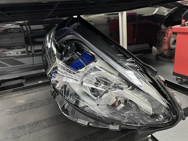 Mercedes Benz 2020年 日規C43頭燈修復