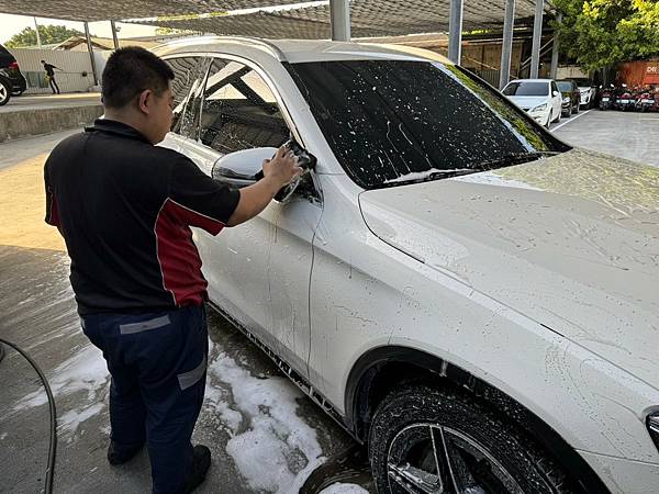 全車清洗：  我們因為有泡沫機 、高壓水槍 、多種清潔噴劑等等 ，所以在保養後可以快速幫客戶清理外觀 。