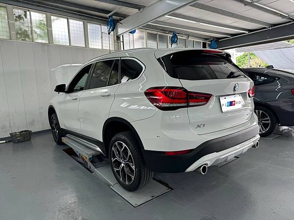 BMW X1 28i前言： 今天這一台BMW X1 是美國來的外匯車 ，為什麼小編會知道呢??原因很簡單 台灣只有 18i、18D、20i 。只有美國才有 28i 。另外買美規 x1 28i的好處就是馬力會更大一些 ，價格卻差不多 。至於外匯車的維修保養其實找我們就相當足夠了，可以參考外匯車維修保養該選誰 ? 以及外匯車保固險 。