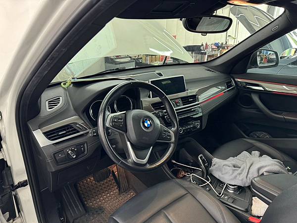 BMW X1 28i前言： 今天這一台BMW X1 是美國來的外匯車 ，為什麼小編會知道呢??原因很簡單 台灣只有 18i、18D、20i 。只有美國才有 28i 。另外買美規 x1 28i的好處就是馬力會更大一些 ，價格卻差不多 。至於外匯車的維修保養其實找我們就相當足夠了，可以參考外匯車維修保養該選誰 ? 以及外匯車保固險 。