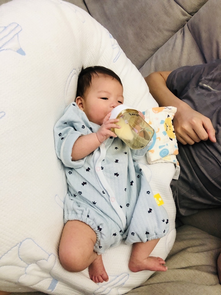 [育嬰筆記] 關於奶瓶與奶嘴頭:小獅王辛巴、貝親、hegen