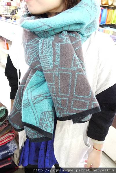 P1310120  地圖雙色圍巾(粉灰、藍灰、桃灰、紫綠4色) 訂價980