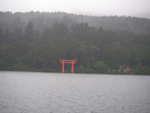 湖岸邊的鳥居