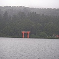 湖岸邊的鳥居