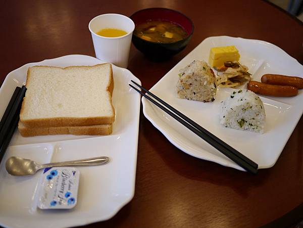 P1000300_東橫Inn 飯的早餐，每家飯店的早餐一定都會有小熱狗，吃了十天