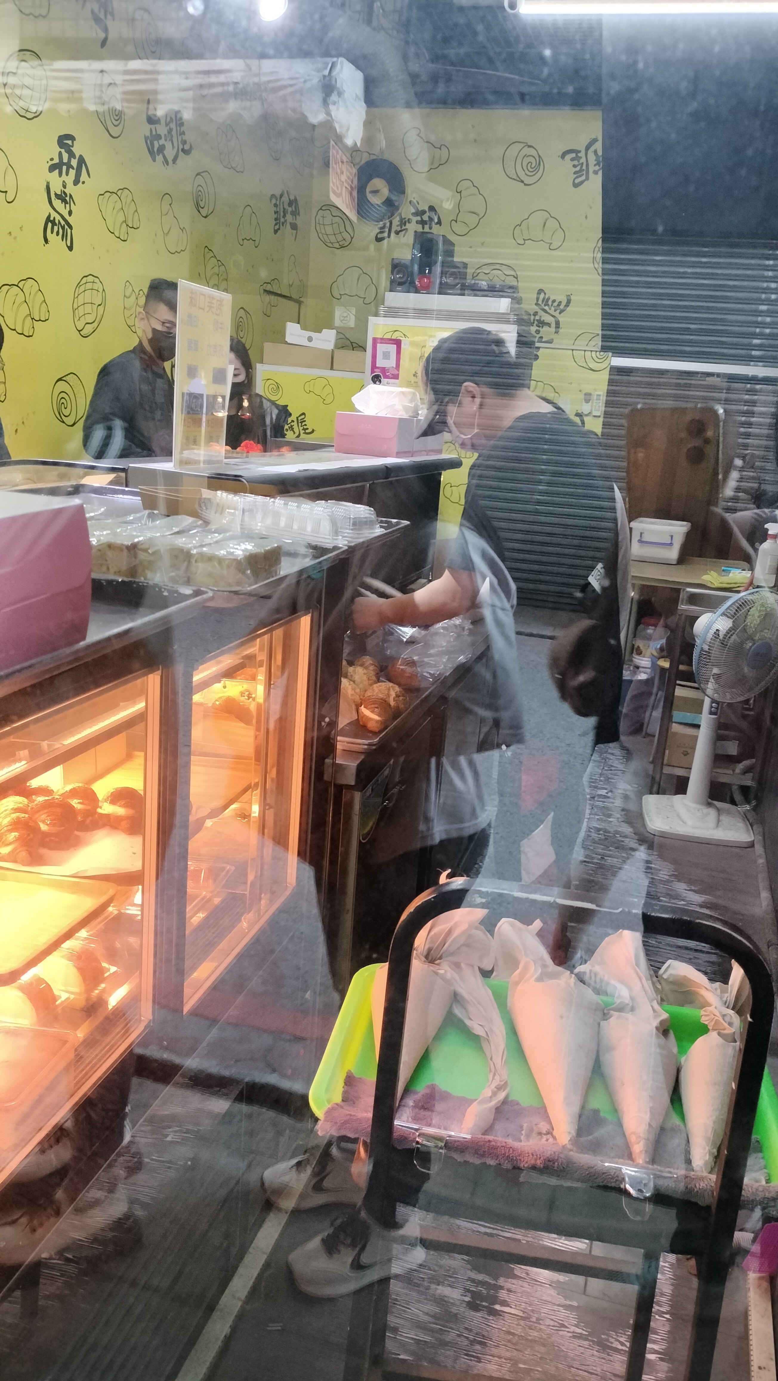 [台中東海必吃甜點]-哞哞屋!!不早點來排隊吃不到的濃郁泡芙
