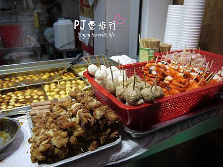 【香港 旅遊】廟街夜市 體驗在地夜生活。晚上逛街 吃美食好去