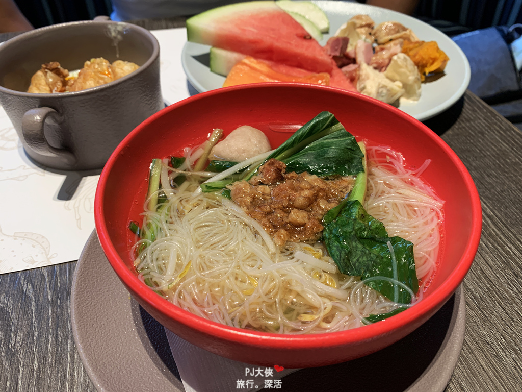 桃園水族館COZZI和逸飯店Xpark步行走路會到飯店住宿過夜推薦桃園水族館COZZI和逸飯店早餐百匯自助餐點逸市集晚餐中餐