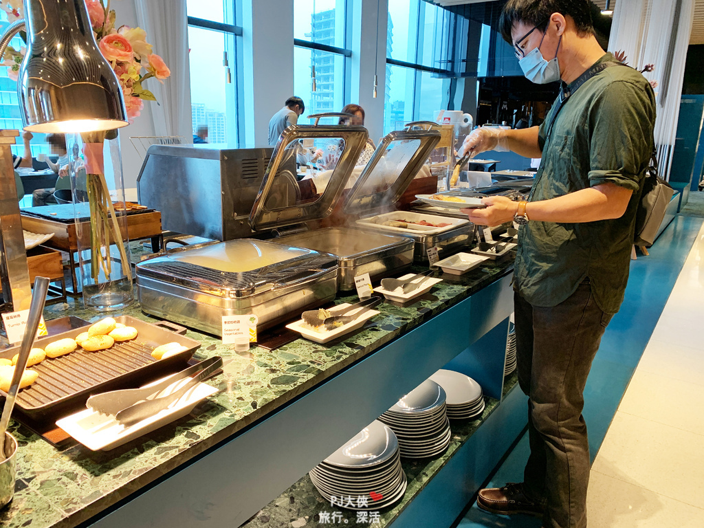 台北南港住宿過夜老爺行旅早餐自助百匯南港展覽館附近飯店南港軟體園區站高鐵聯票優惠