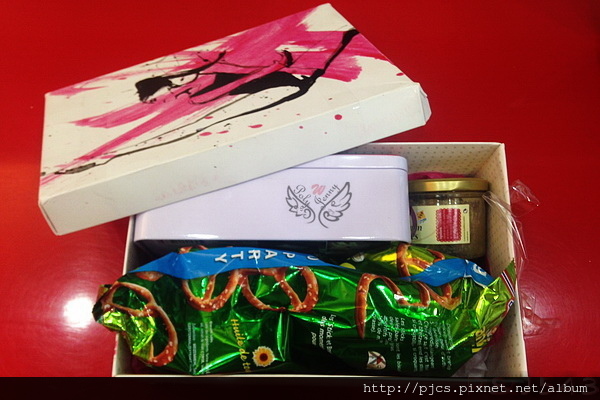鞋盒裝的神秘包裹.JPG 鞋盒裝的神秘包裹.JPG
