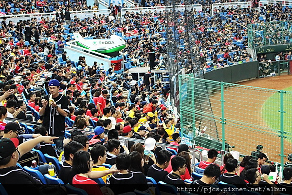 滿場球迷.JPG 滿場球迷.JPG