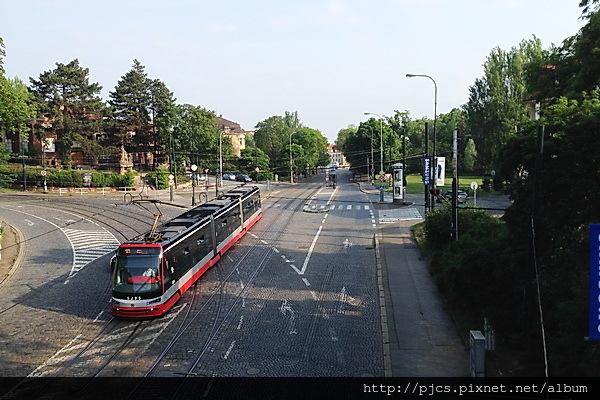 Letna Park中的天橋上往下看街景.JPG