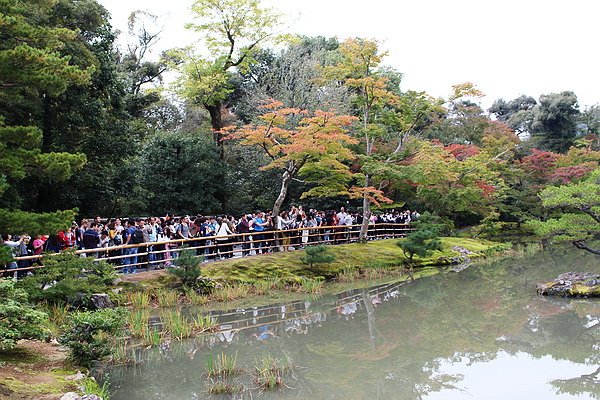 金閣寺-觀光人潮.JPG 金閣寺-觀光人潮.JPG