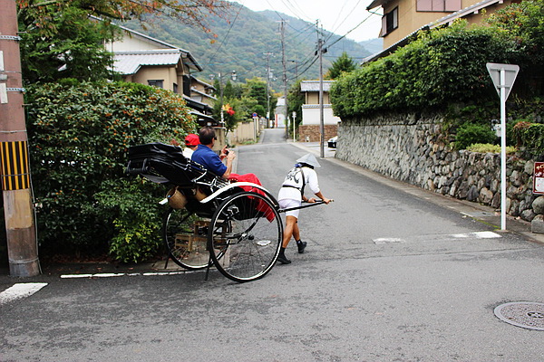 嵐山-人力拉車路人.JPG