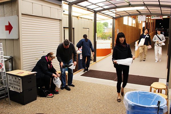 三十三間堂-入堂脫鞋.JPG 三十三間堂-入堂脫鞋.JPG