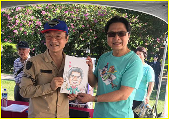 1-胖哥親贈葉俊榮部長漫像後歡喜合影。.jpg