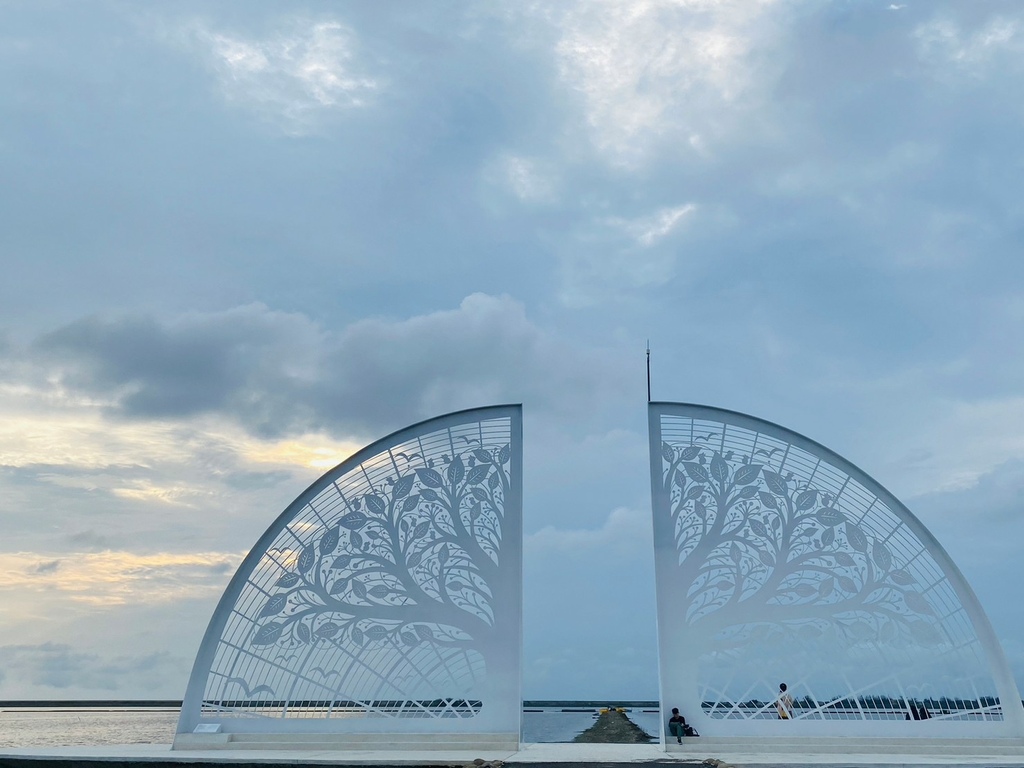 【台南將軍】青鯤鯓網美景點「生命之樹」|海上純白雙面扇形地景