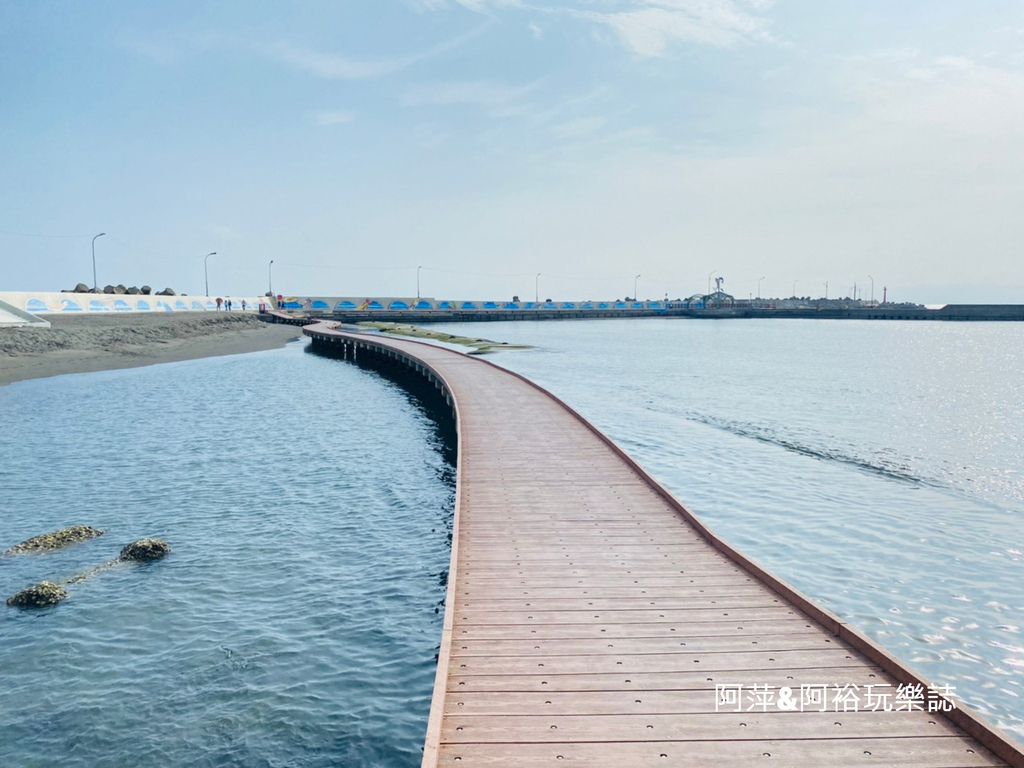 【高雄景點】「彌陀漁港海岸光廊」網美打卡必拍景點推薦|海中木