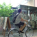 日本男孩騎腳踏車