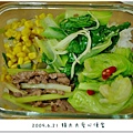 芹菜牛肉+洋蔥玉米+薑絲青江菜+高麗菜苗=美味:)