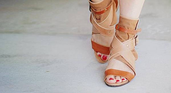 01.腳趾頭關節處黑黑的怎麼辦.jpg 01.腳趾頭關節處黑黑的怎麼辦.jpg