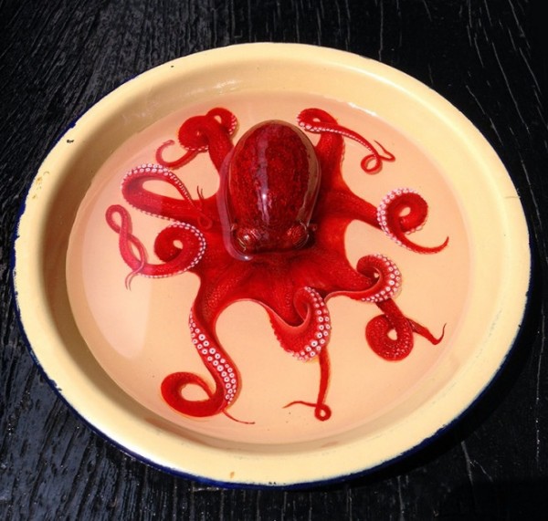 章魚活生生的被畫在盤子之中4-600x571