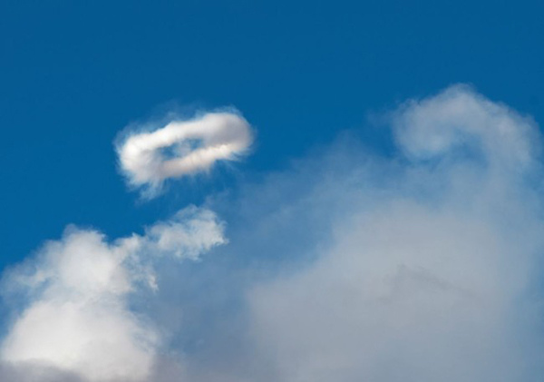 天空中的魔戒，火山吐圈圈自然奇景