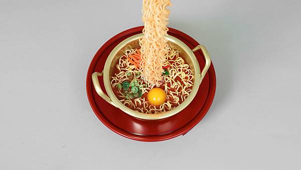 seung-yul-oh-suspends-hyper-realistic-resin-noodle-sculptures-designboom-2