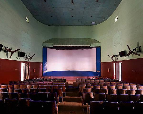 來欣賞一下生為世界電影產量之冠的印度的電影院!! - MOVIE THEATRES IN SOUTH INDIA BY STEFANIE ZOCHE