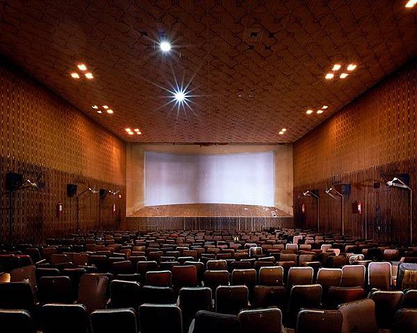 來欣賞一下生為世界電影產量之冠的印度的電影院!! - MOVIE THEATRES IN SOUTH INDIA BY STEFANIE ZOCHE