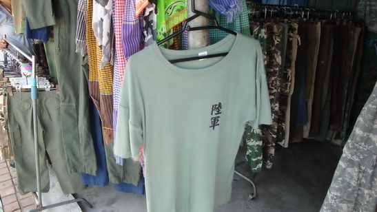 這家店在賣各國的軍服，想不到也有台灣陸軍的