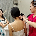 1109940002-七手八腳幫阿拙弄髮型.jpg