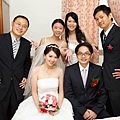 1109940044-辛苦的伴郎和伴娘門.jpg