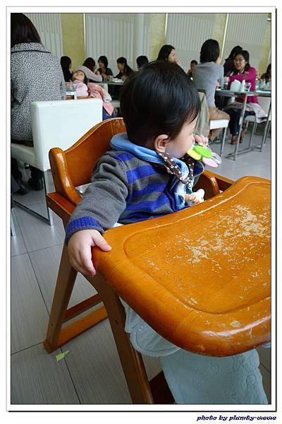 第一次坐外面的餐椅 (8)