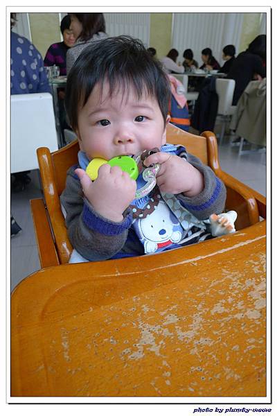 第一次坐外面的餐椅 (9)